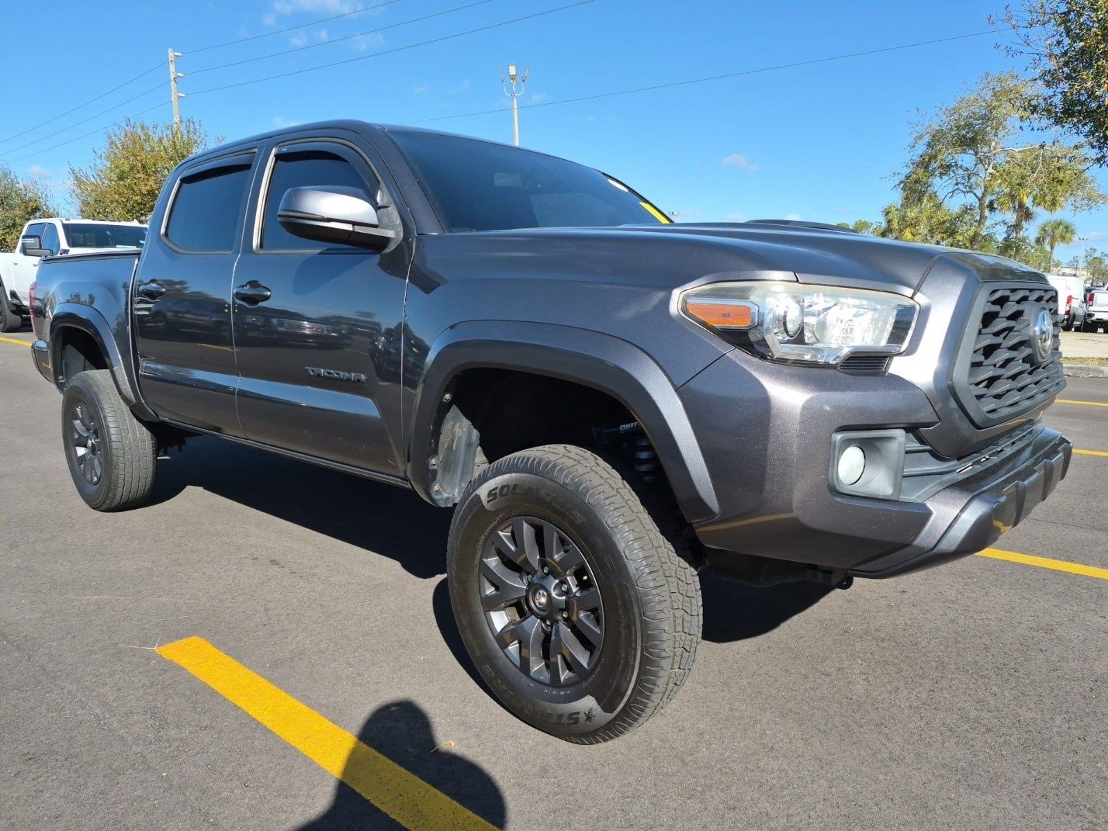 Used 2017 Toyota Tacoma TRD Sport w/ Tow Package (A/T) image 2