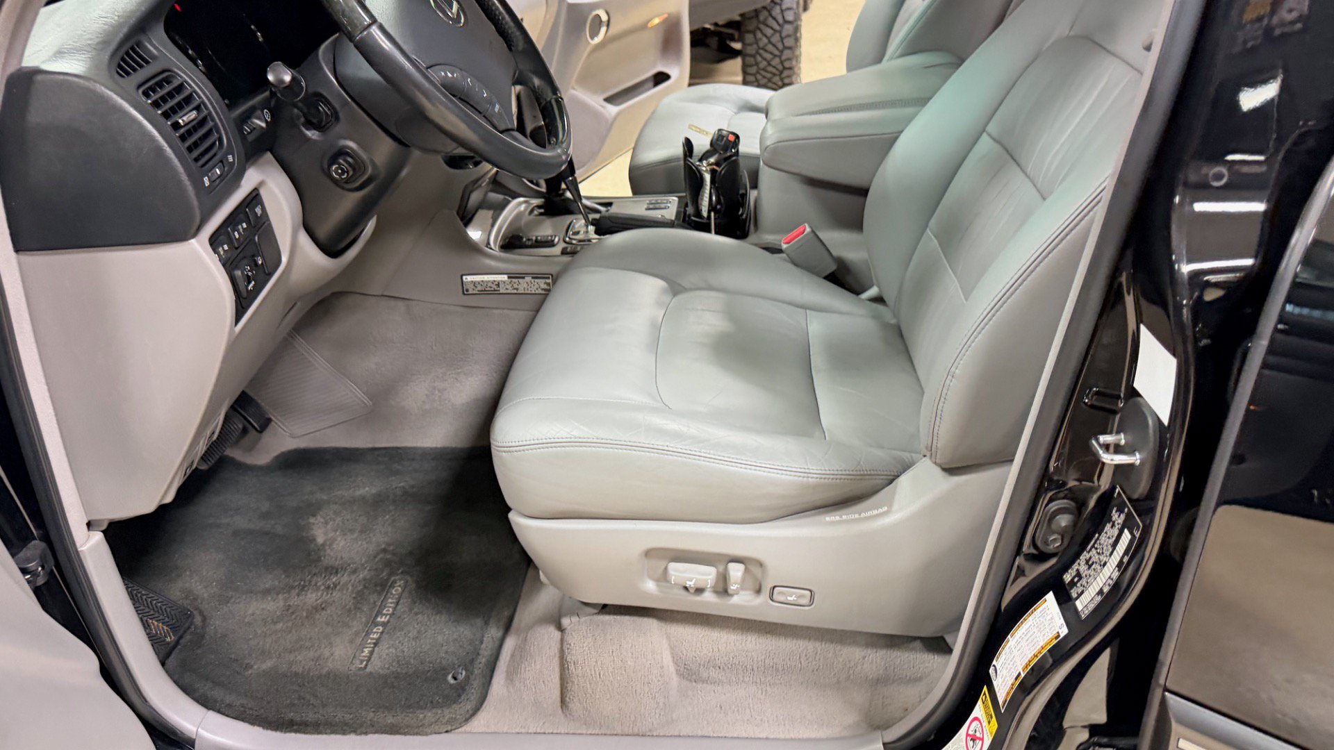 Used 2007 Lexus LX 470 4WD w/ Limited Edition image 29