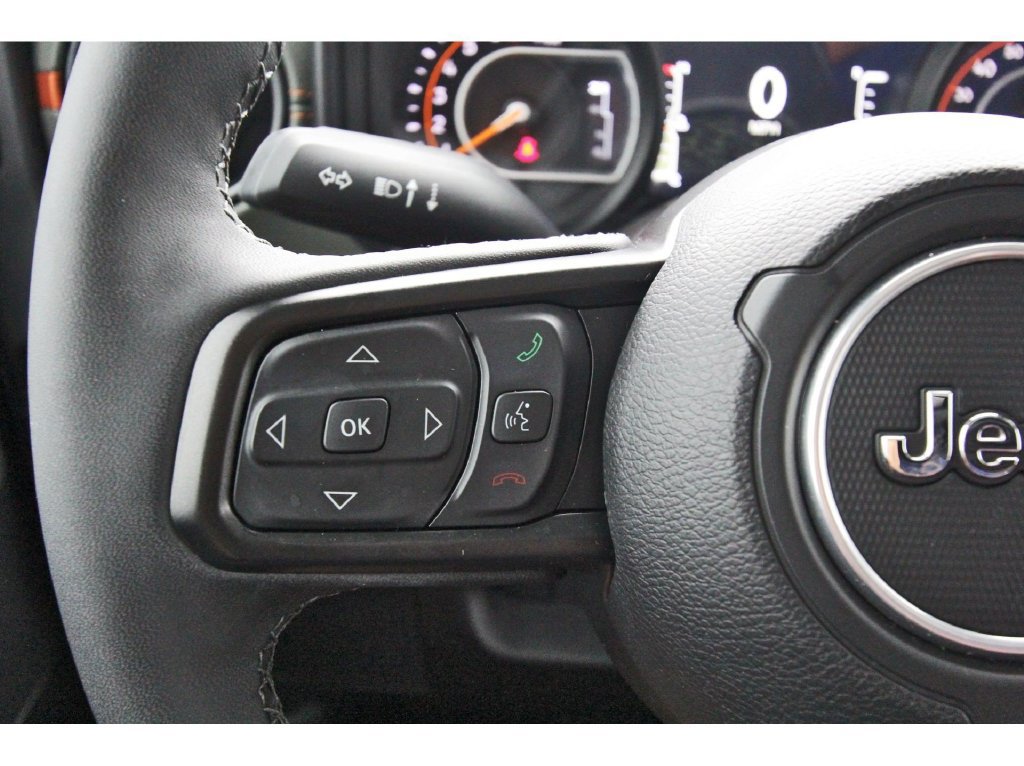 Used 2025 Jeep Gladiator Mojave w/ Convenience Group AWD/4WD image 15