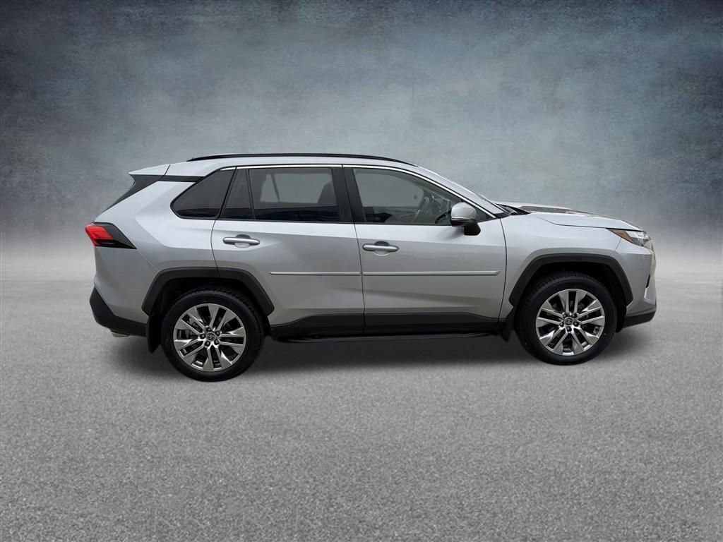 Used 2022 Toyota RAV4 XLE Premium AWD/4WD image 6