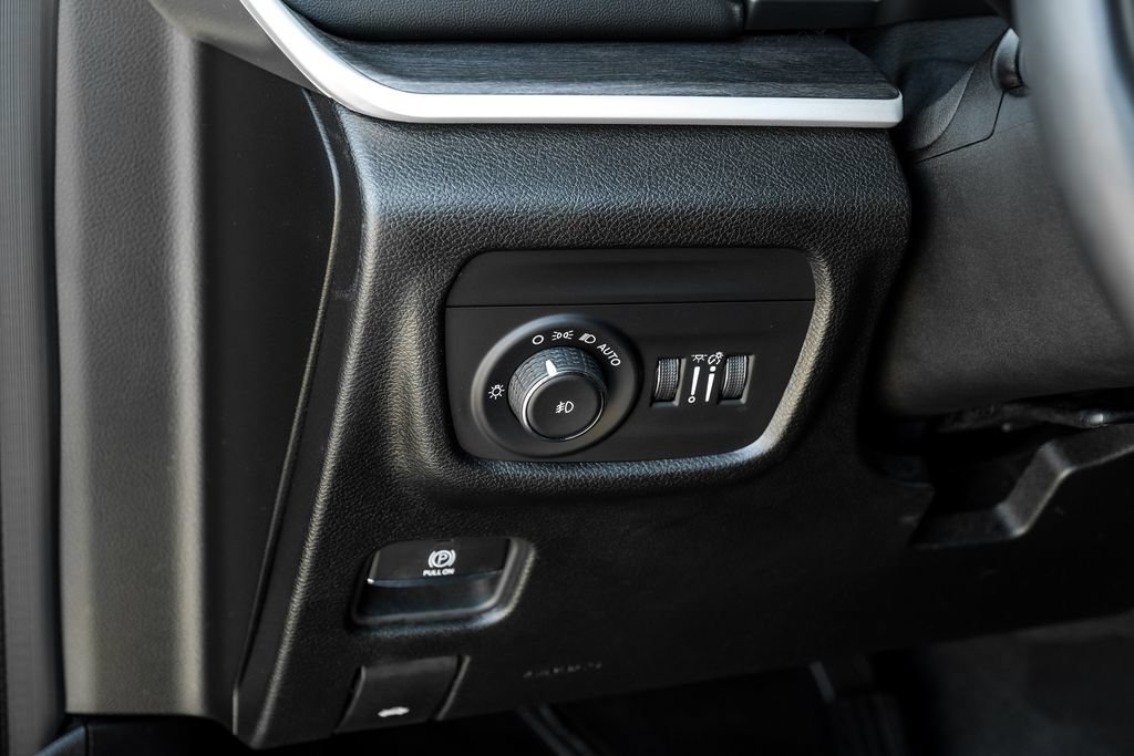 Used 2023 Jeep Grand Cherokee Limited AWD/4WD image 36