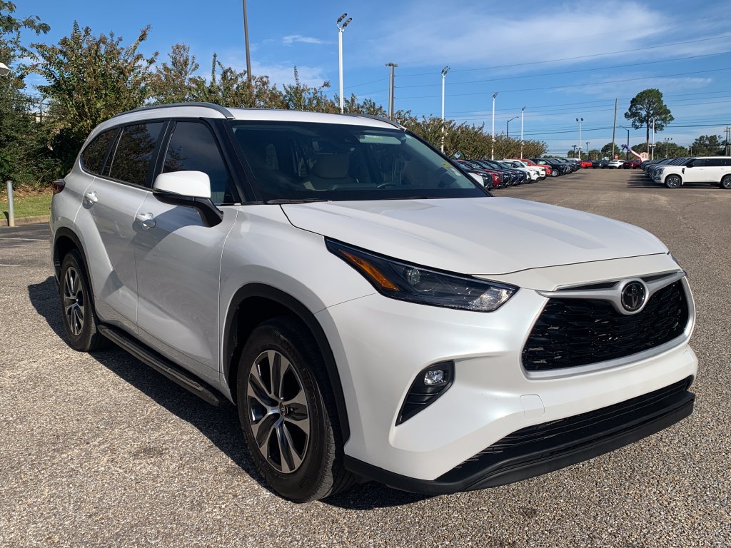 Used 2023 Toyota Highlander XLE FWD image 1
