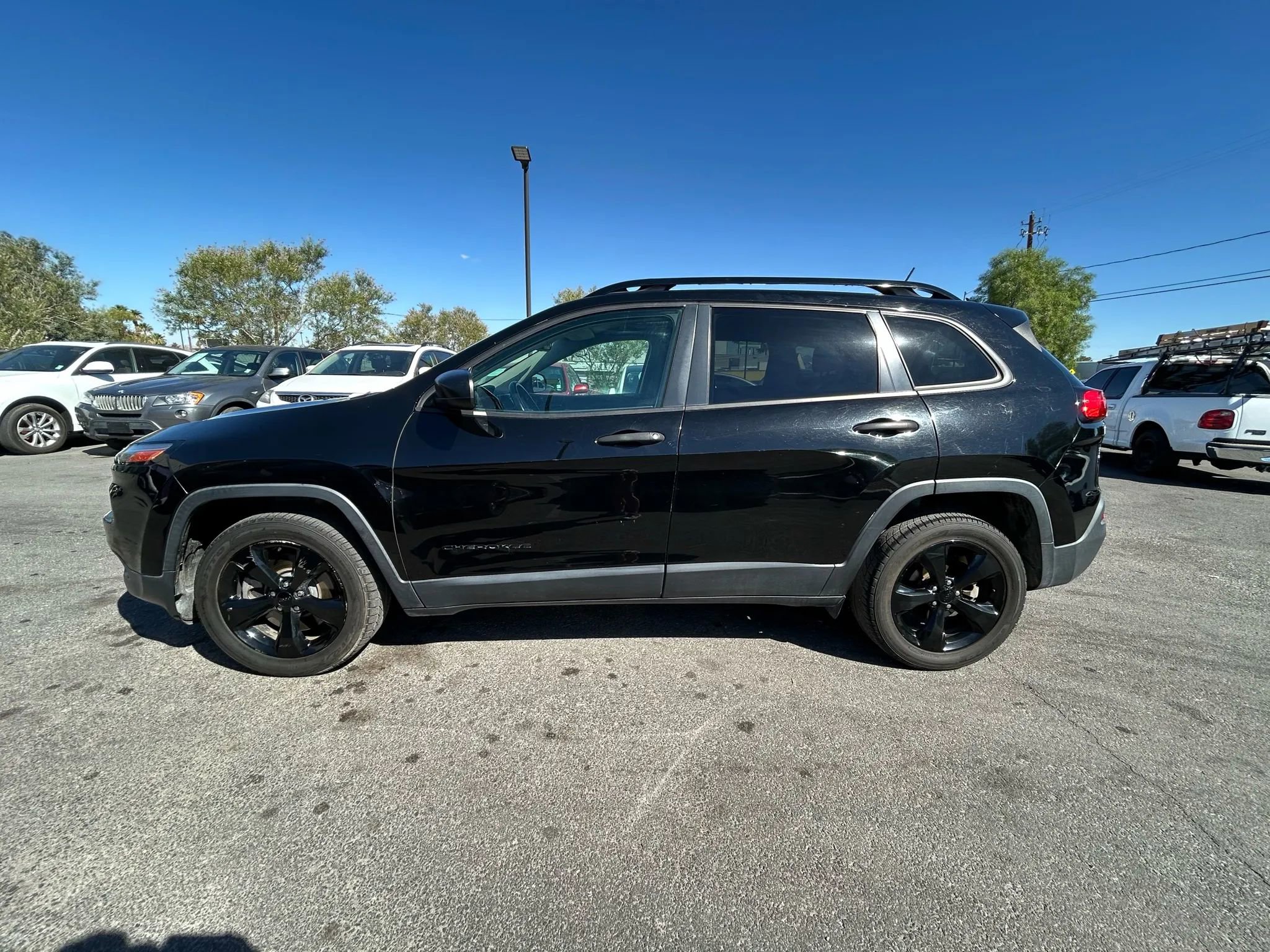 Used 2017 Jeep Cherokee Sport image 6