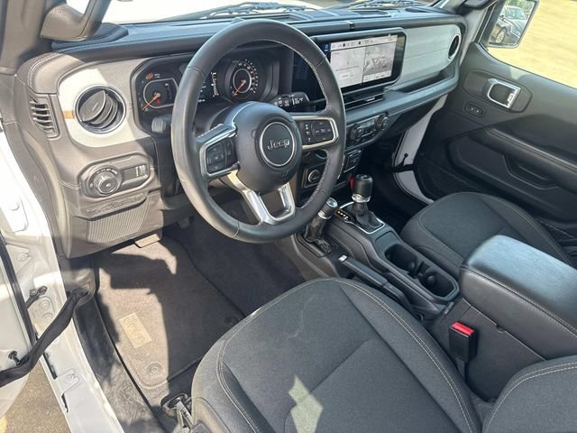 Used 2025 Jeep Wrangler Unlimited Sahara AWD/4WD image 23