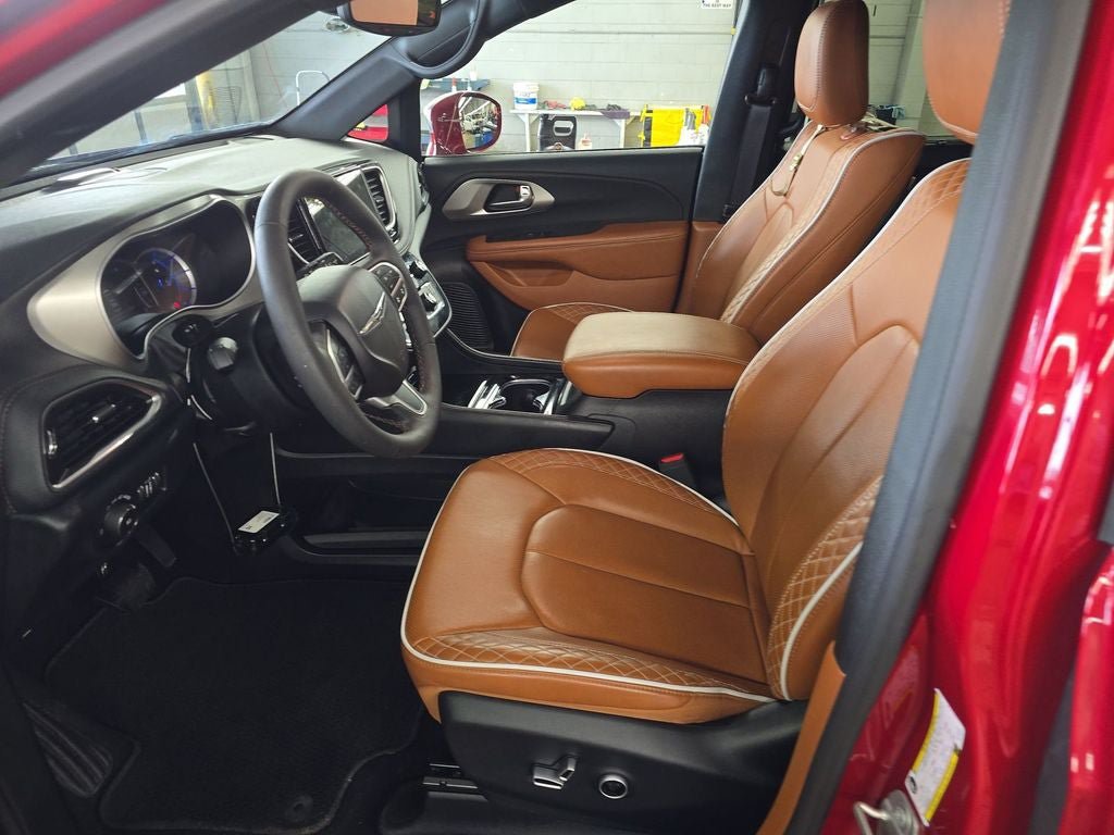 Used 2024 Chrysler Pacifica Pinnacle FWD image 7