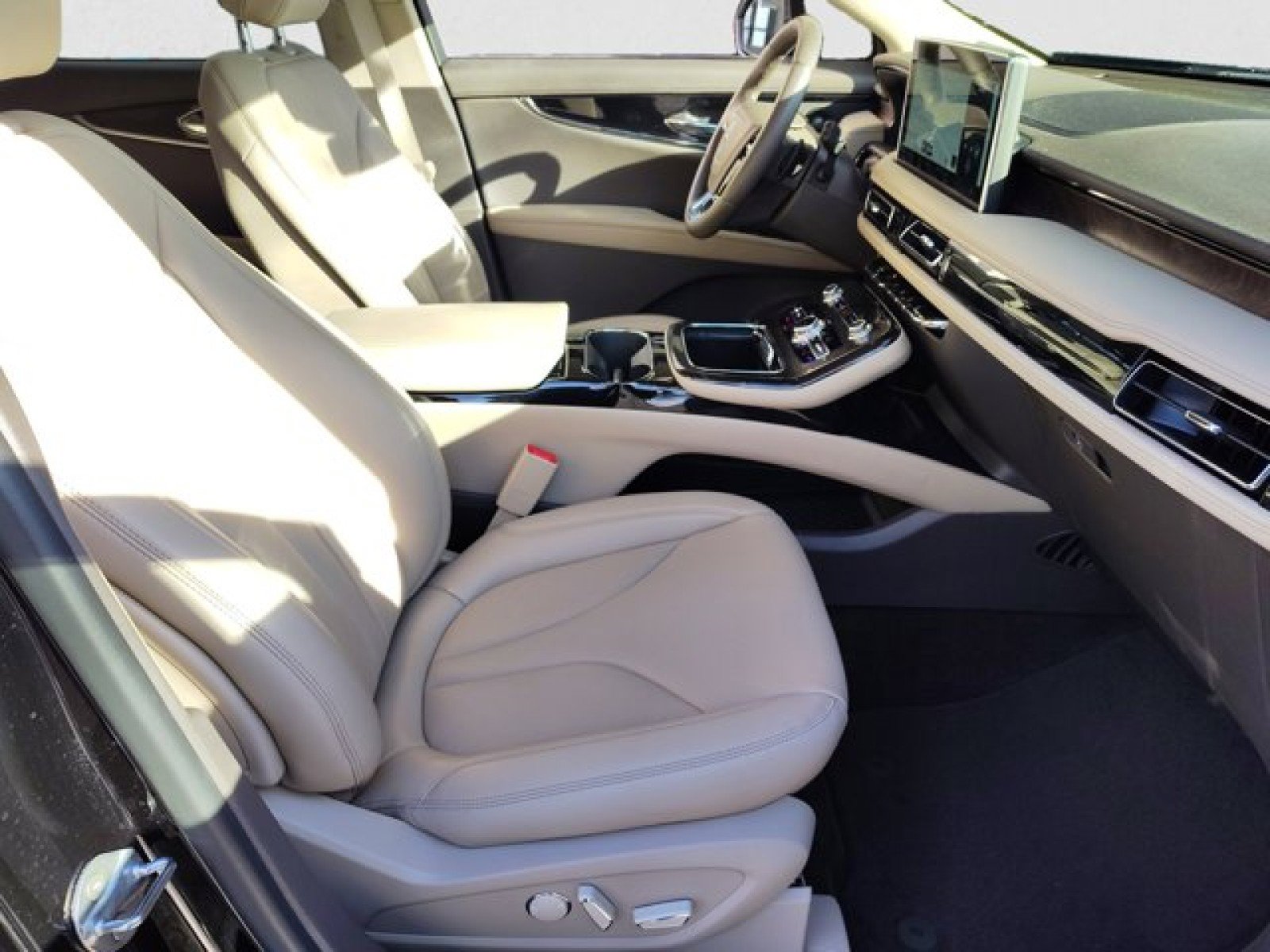 Used 2023 Lincoln Nautilus Reserve w/ Equipment Group 201A image 21