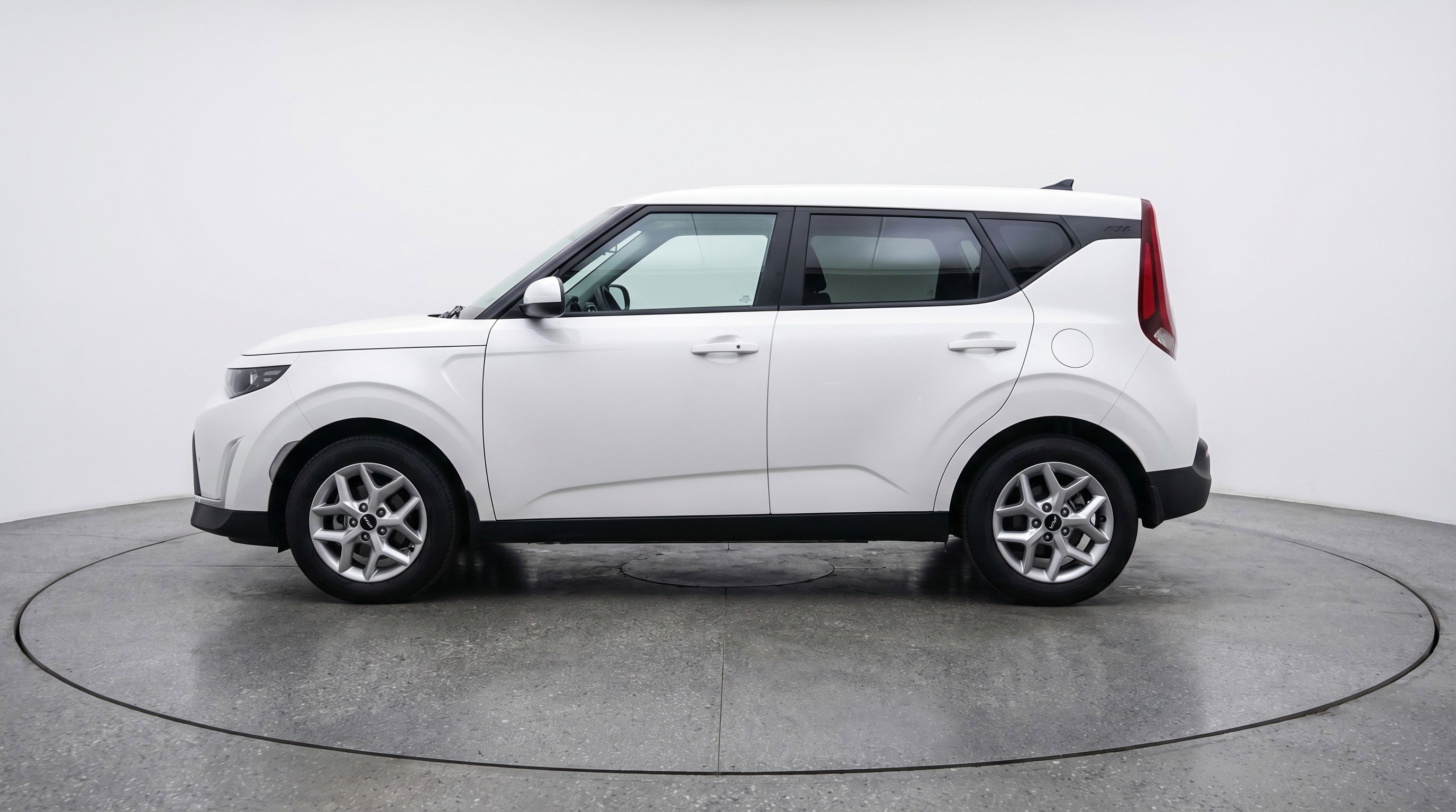 Used 2025 Kia Soul LX w/ LX Technology Package FWD image 5