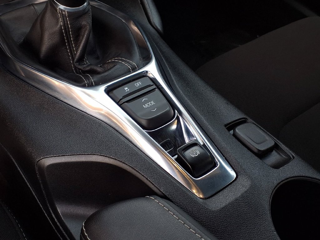 Used 2020 Chevrolet Camaro LT w/ Technology Package RWD image 17