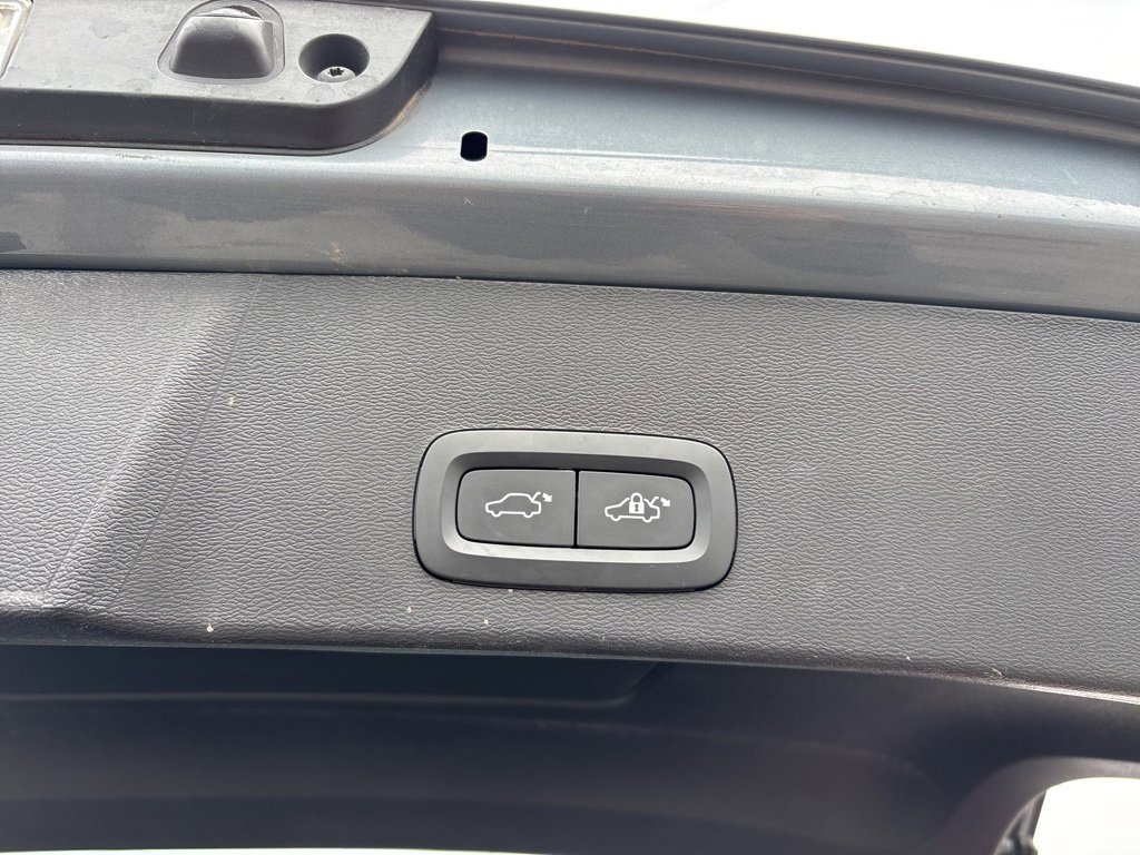 Used 2023 Volvo XC40 B4 Ultimate image 27