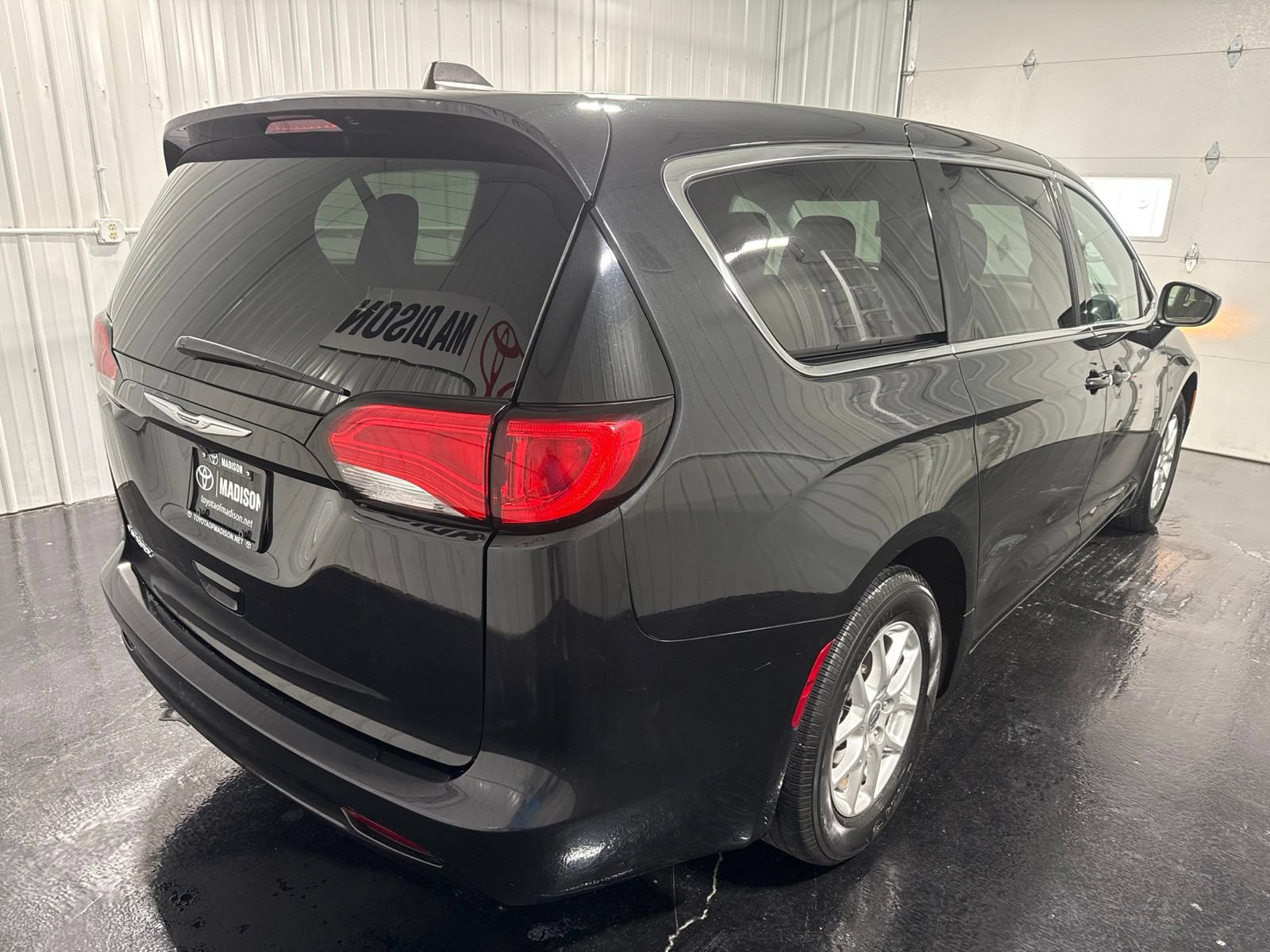 Used 2023 Chrysler Voyager LX FWD image 4