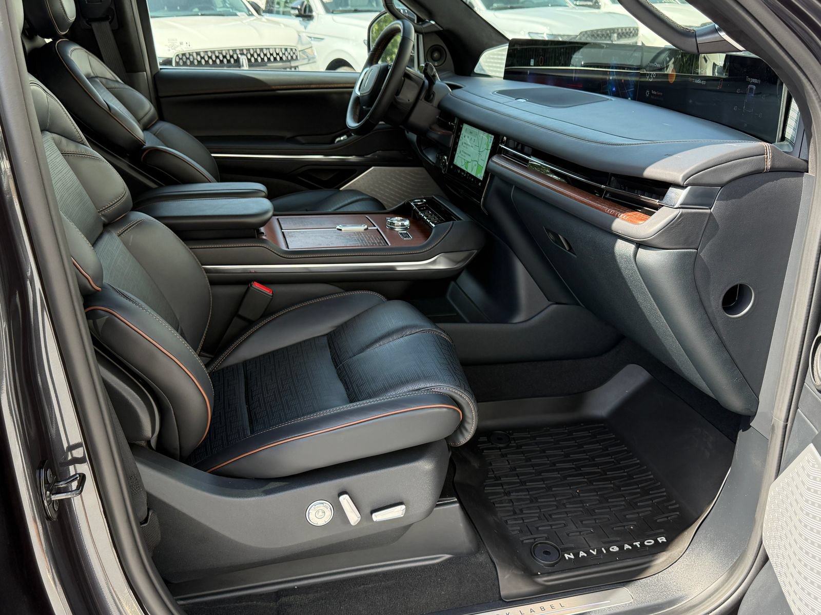 New 2026 Lincoln Navigator Black Label AWD/4WD image 12