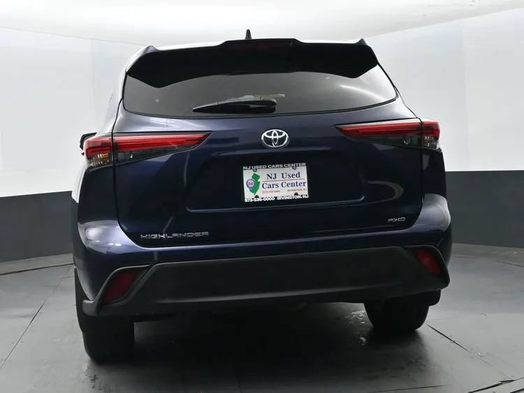 Used 2022 Toyota Highlander L AWD/4WD image 6