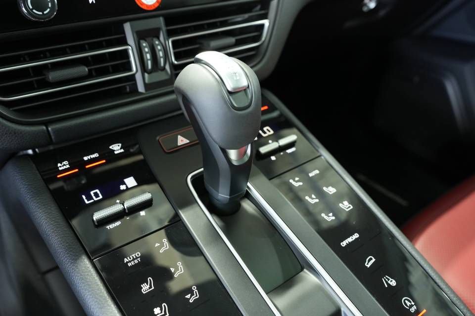 Certified 2025 Porsche Macan AWD/4WD image 24