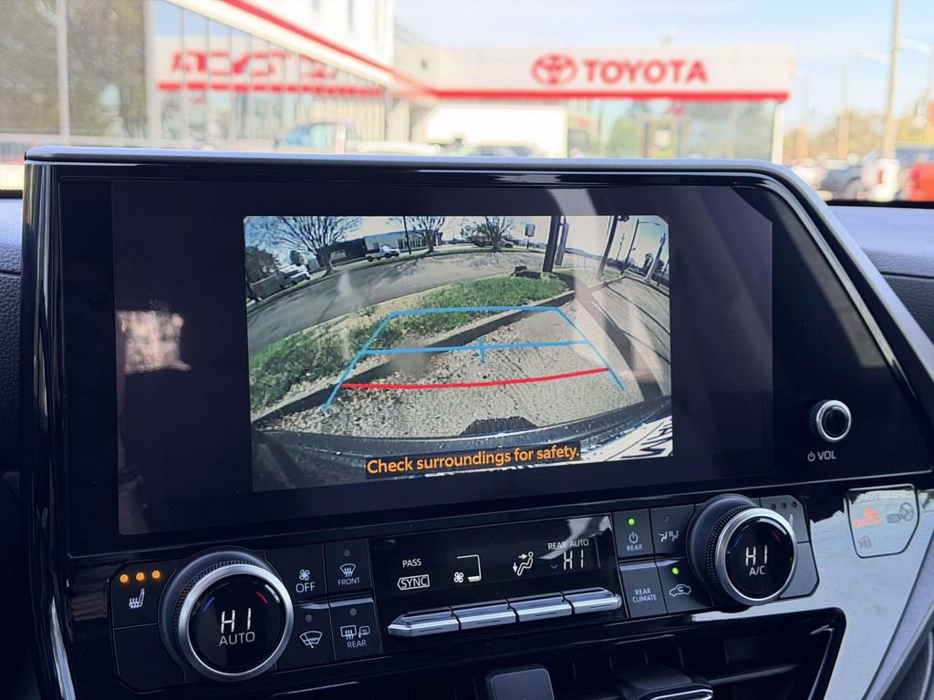 Used 2023 Toyota Highlander XLE image 4