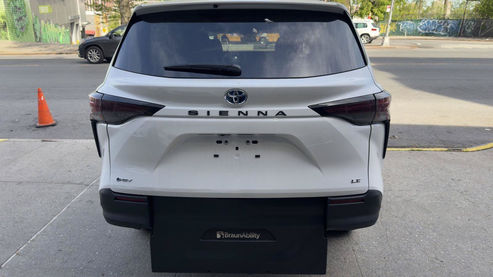 Used 2026 Toyota Sienna LE FWD image 4