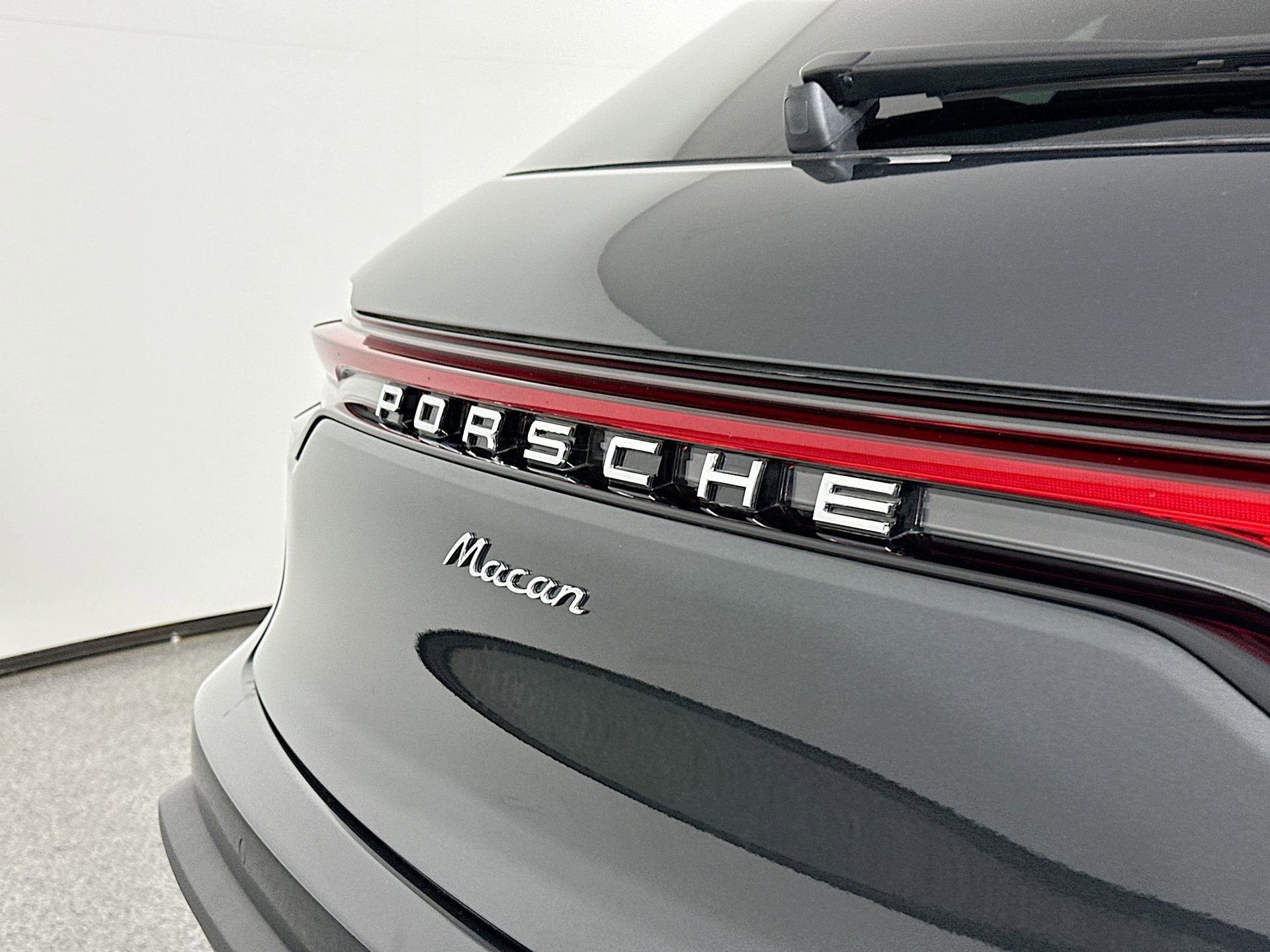 Certified 2025 Porsche Macan image 17