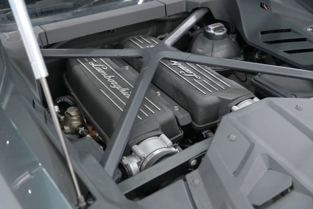 Used 2021 Lamborghini Huracan EVO image 45