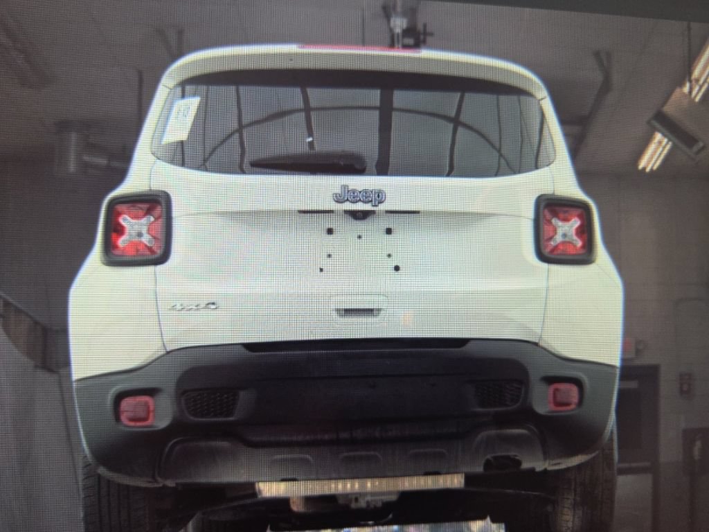 Used 2023 Jeep Renegade Latitude w/ Sun/Sound Group AWD/4WD image 8