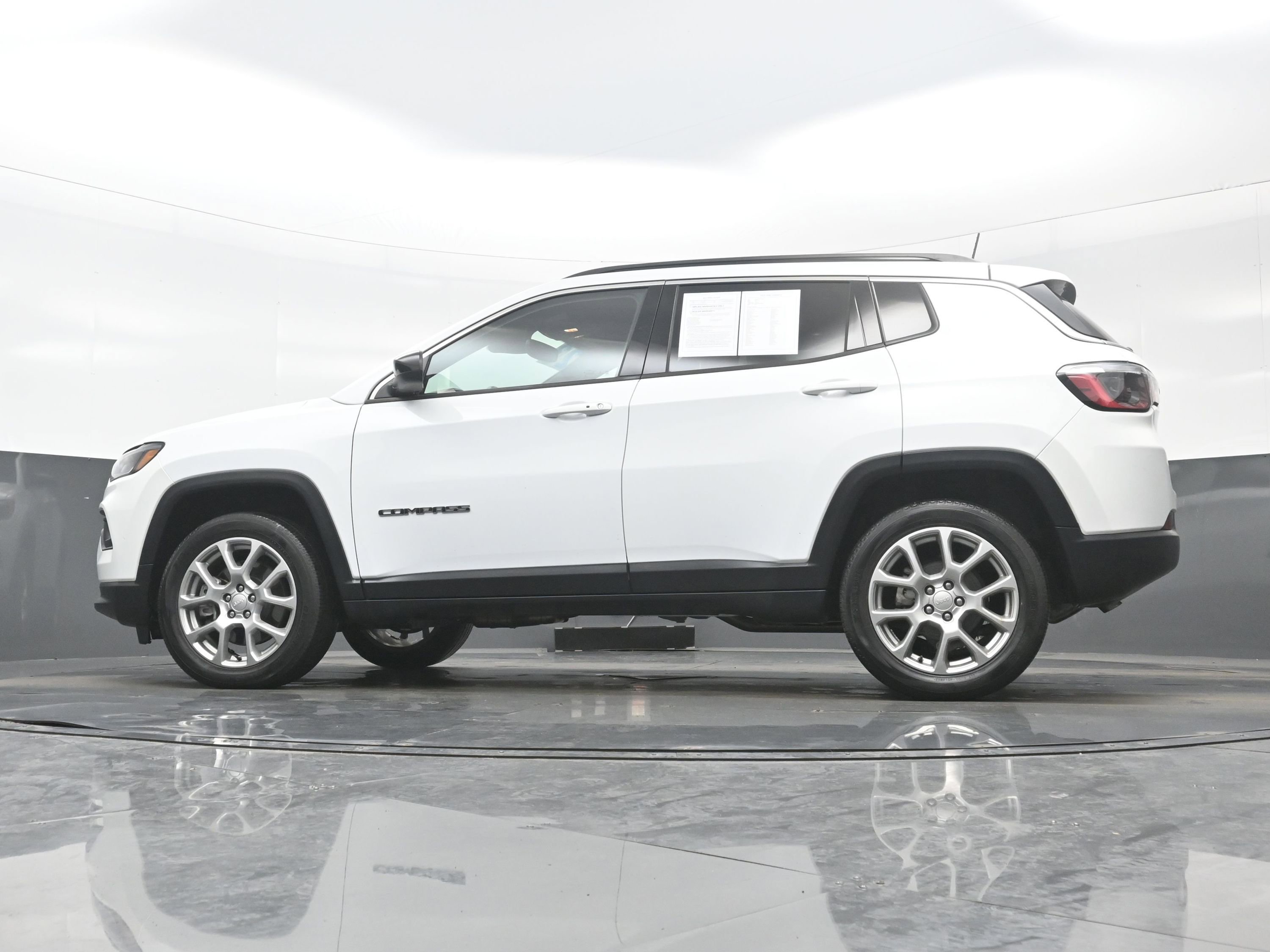 Used 2023 Jeep Compass Latitude image 27