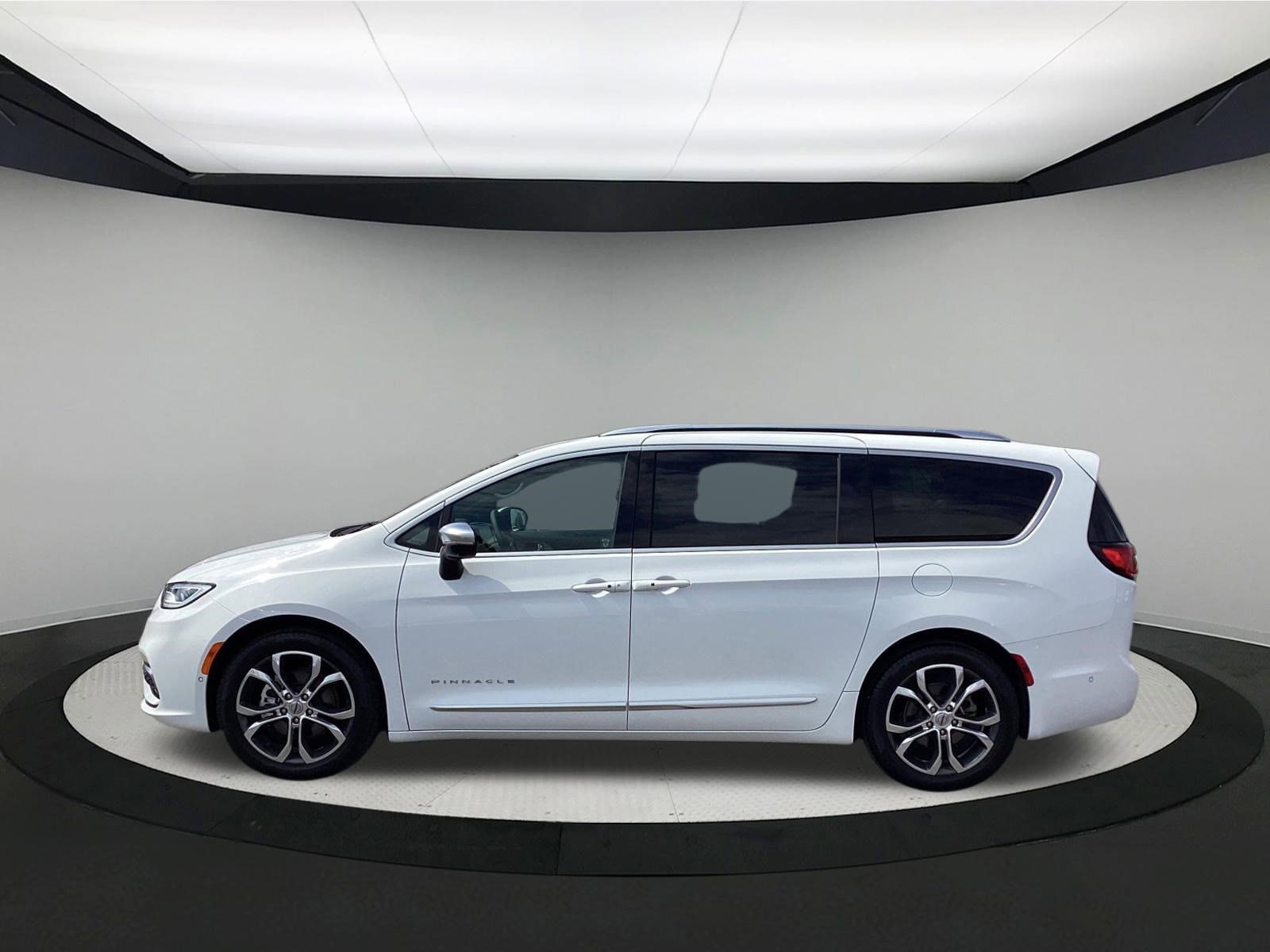 Used 2025 Chrysler Pacifica Pinnacle w/ Trailer Tow Group FWD image 5