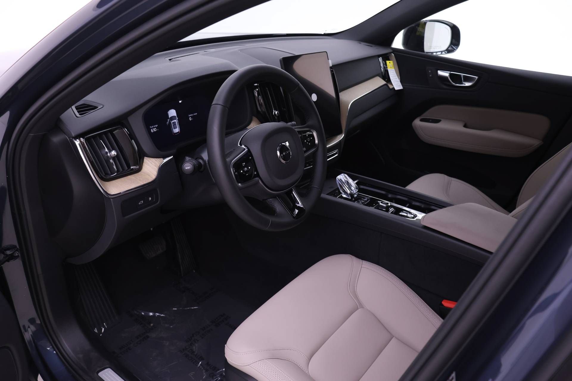 New 2026 Volvo XC60 T8 Plus w/ Climate Package PRO AWD/4WD image 6