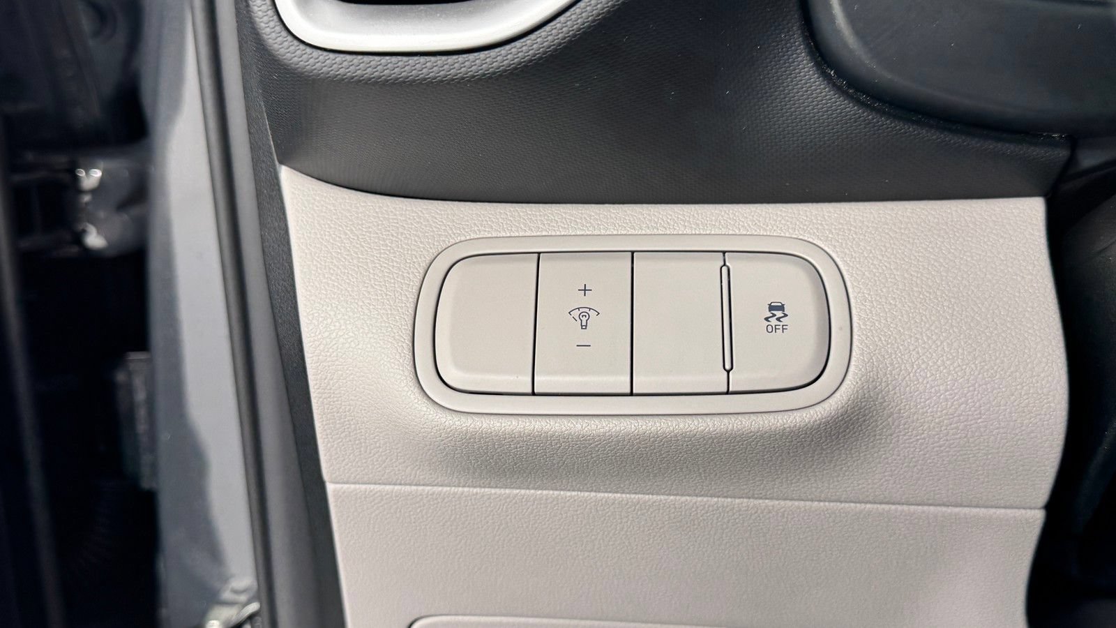 Used 2025 Hyundai Venue SEL FWD image 31