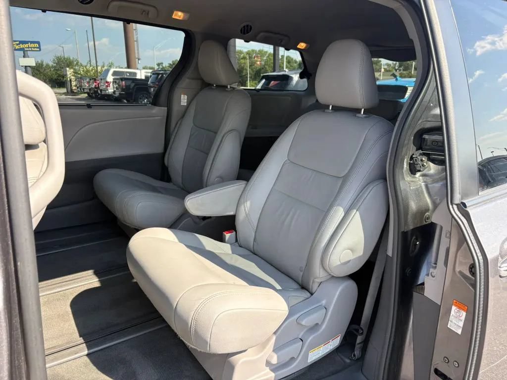 Used 2017 Toyota Sienna XLE Premium AWD/4WD image 24