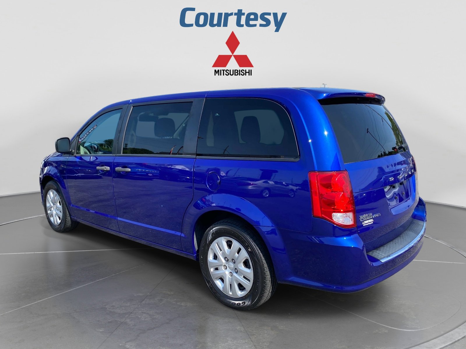 Used 2019 Dodge Grand Caravan SE FWD image 3