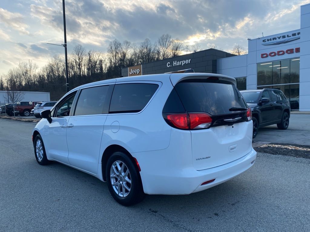 Used 2023 Chrysler Voyager LX image 4