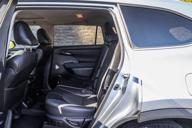 Used 2022 Toyota Highlander XLE AWD/4WD image 21