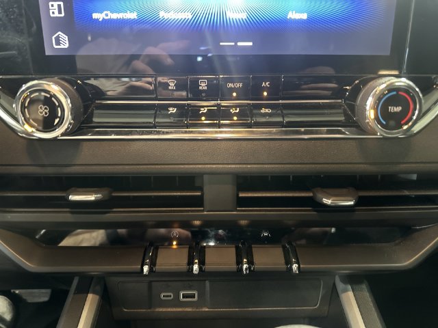 Used 2023 Chevrolet Colorado Trail Boss AWD/4WD image 21