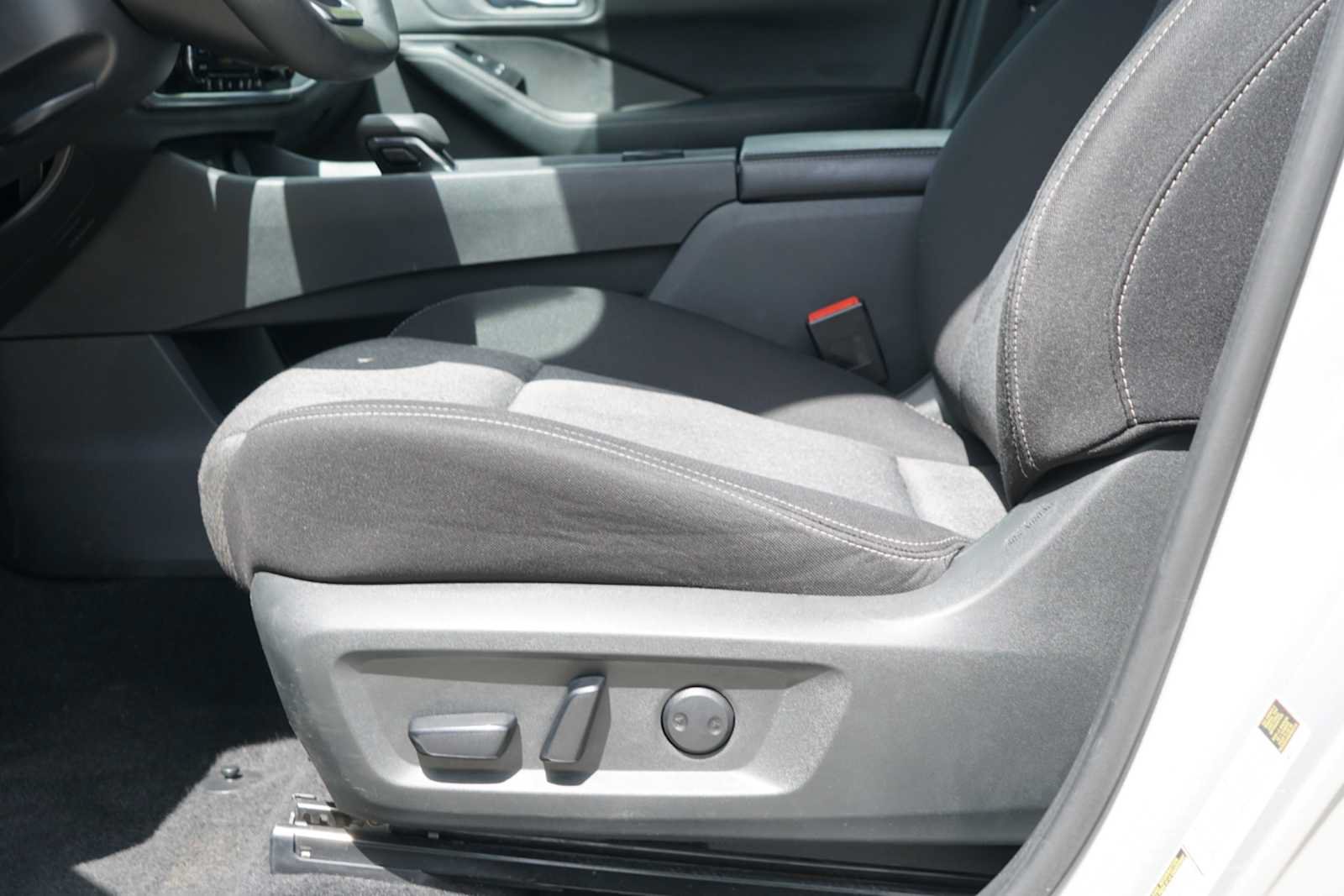 Used 2024 Nissan Rogue SV AWD/4WD image 16