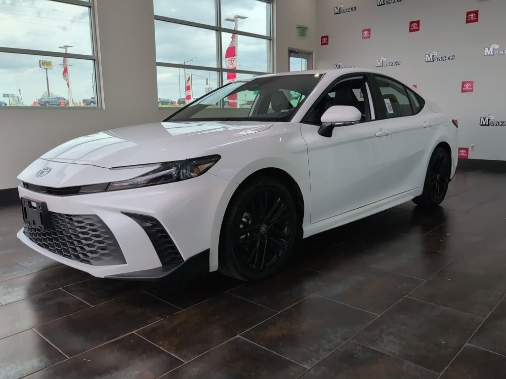 Used 2025 Toyota Camry SE image 4