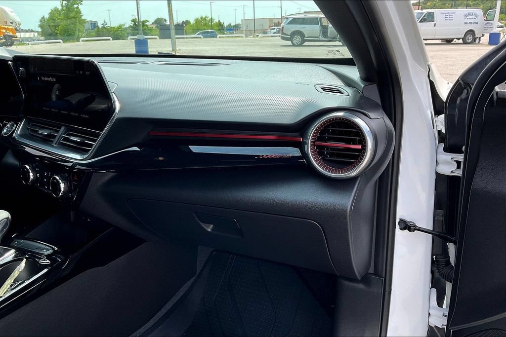 Used 2025 Chevrolet Trax RS w/ Driver Confidence Package FWD image 17