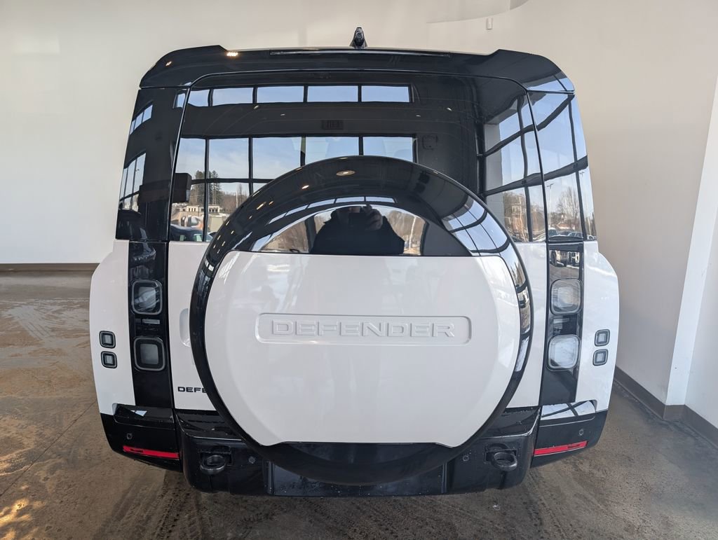 New 2026 Land Rover Defender 130 X-Dynamic SE image 4