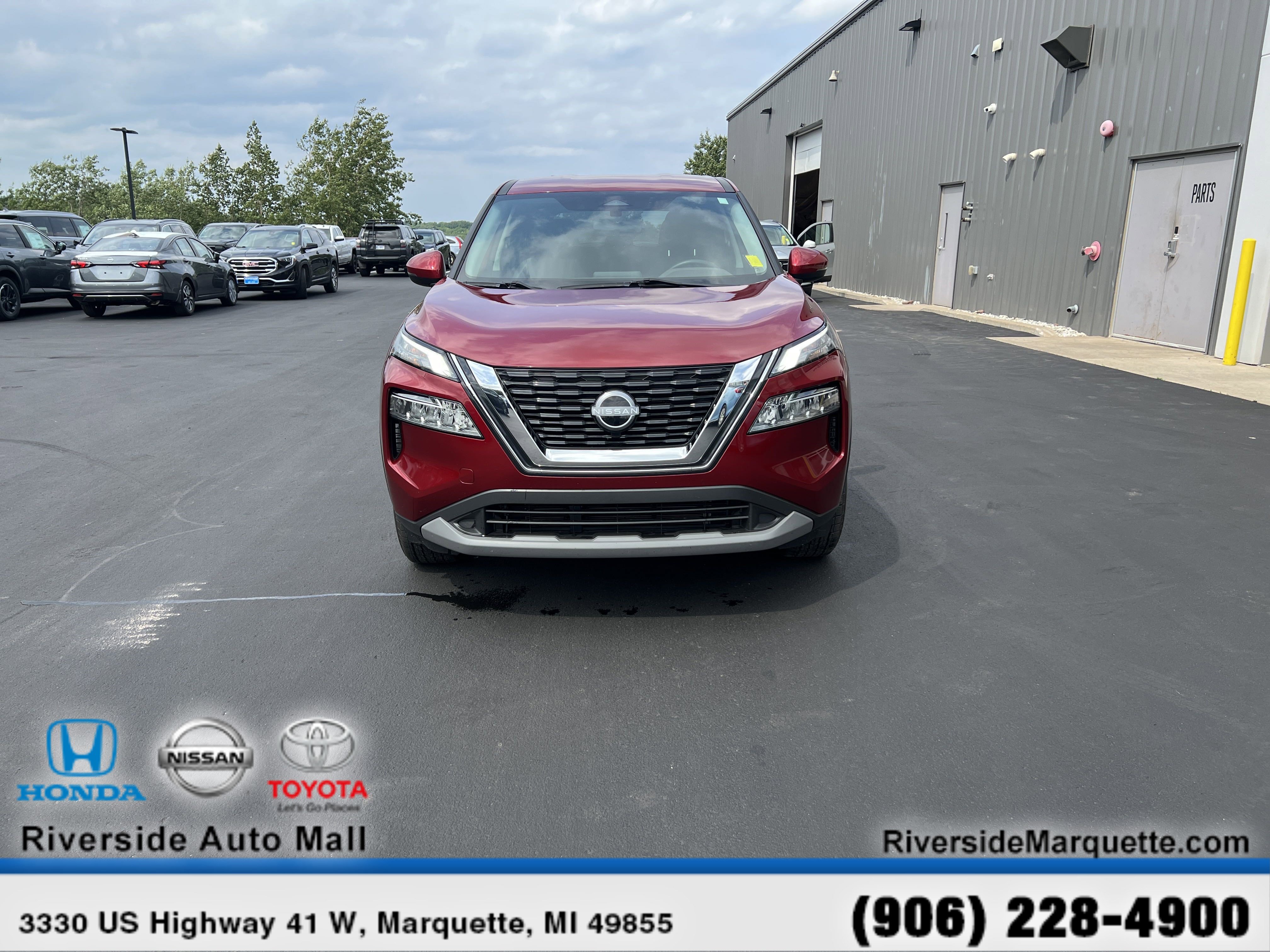 Used 2023 Nissan Rogue SV image 2