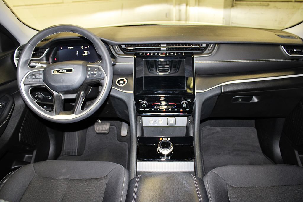Certified 2023 Jeep Grand Cherokee Laredo X AWD/4WD image 9