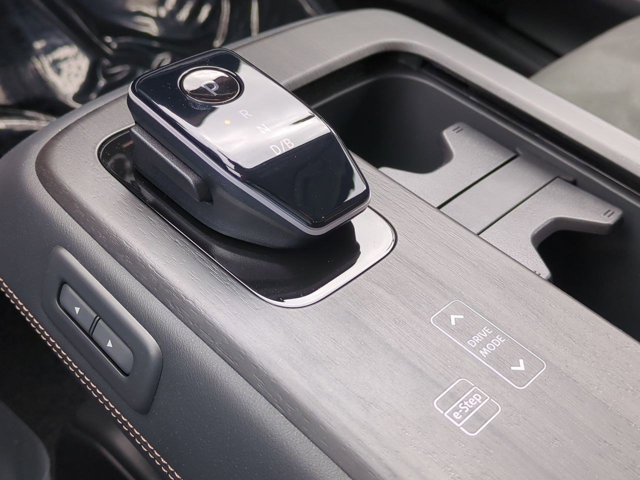 New 2024 Nissan Ariya AWD image 24