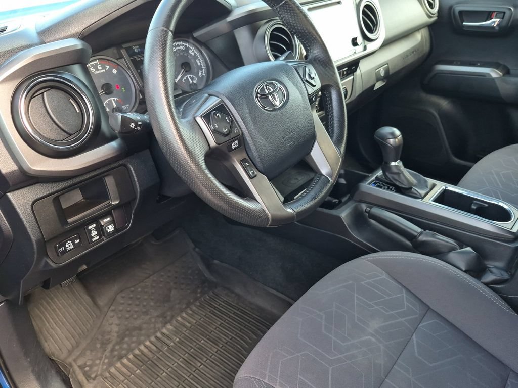 Used 2017 Toyota Tacoma TRD Off-Road w/ Premium & Technology Package AWD/4WD image 10