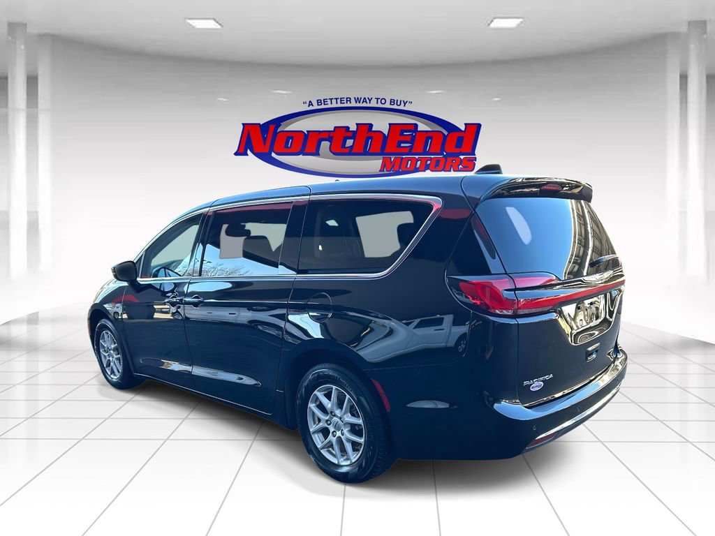 Used 2024 Chrysler Pacifica Touring-L image 5