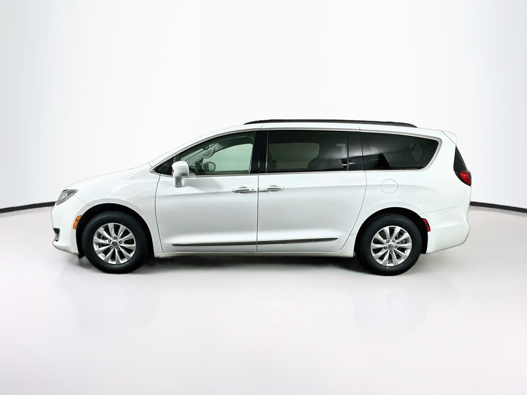 Used 2017 Chrysler Pacifica Touring-L w/ 13 Speaker Alpine Sound Group FWD image 4