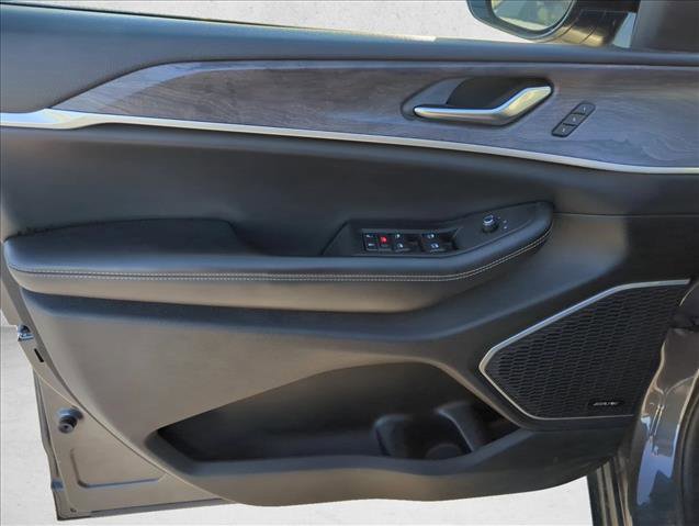 Used 2023 Jeep Grand Cherokee L Limited w/ Black Appearance Package image 6