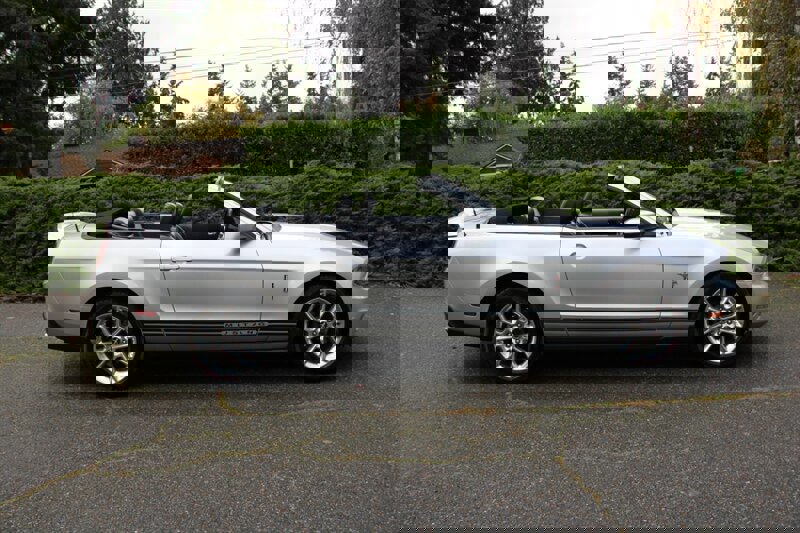 Used 2010 Ford Mustang Premium image 17