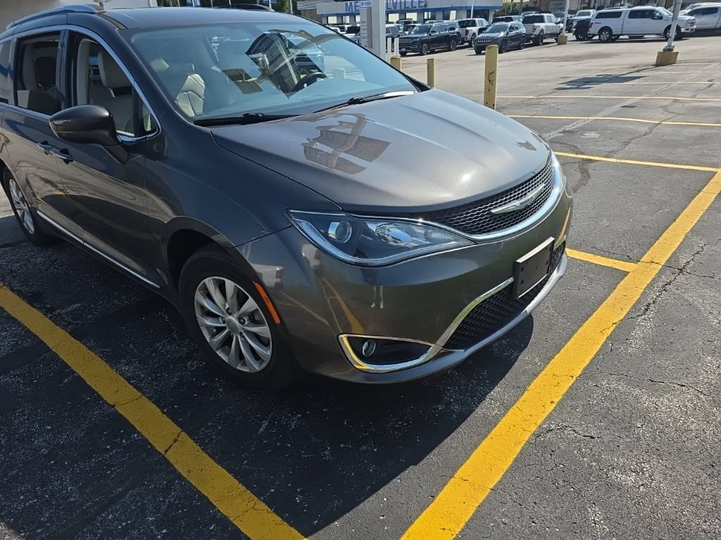 Used 2018 Chrysler Pacifica Touring-L FWD image 2