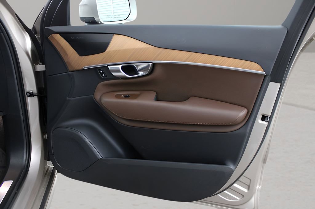 Used 2023 Volvo XC90 B5 Plus w/ Protection Package Premier image 15