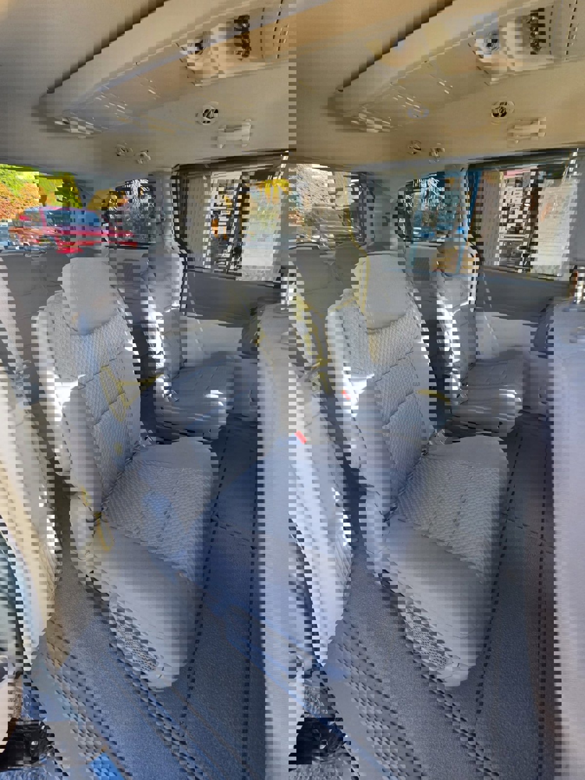 Used 2010 Chrysler Town & Country Touring FWD image 9