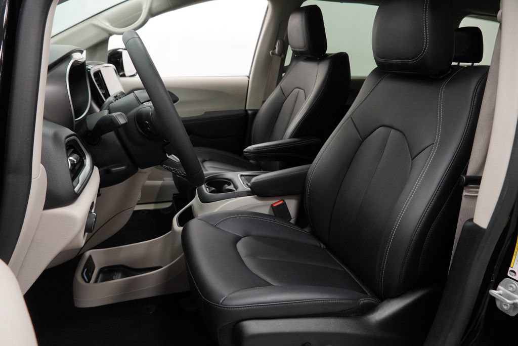 Certified 2024 Chrysler Pacifica Touring-L FWD image 17