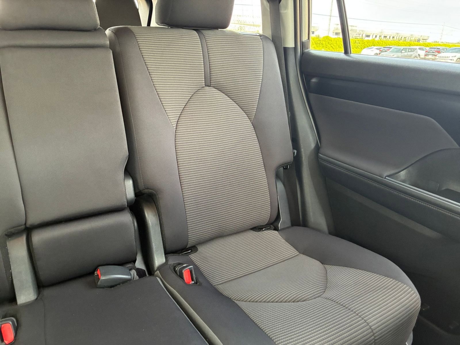 Used 2025 Toyota Highlander LE FWD image 39