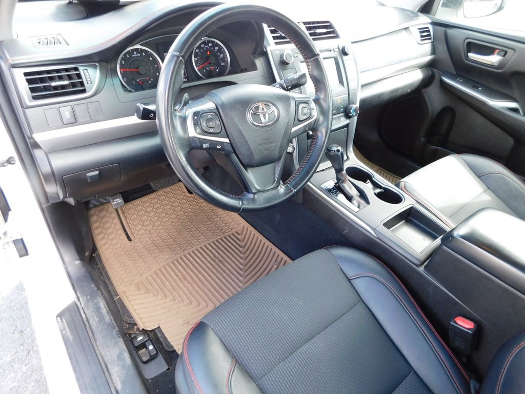 Used 2016 Toyota Camry SE w/ Moonroof Package image 15