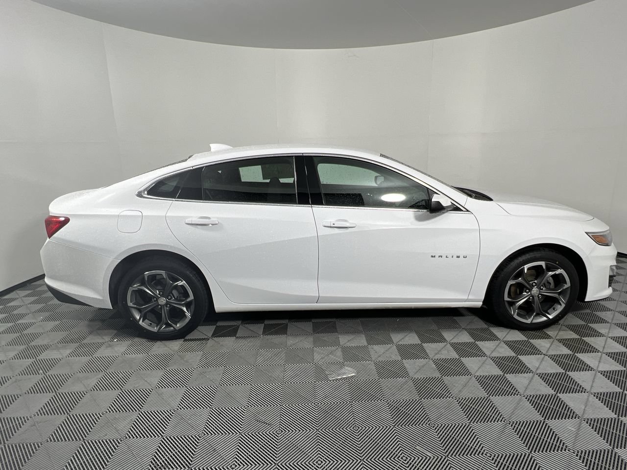 Used 2024 Chevrolet Malibu LT FWD image 2